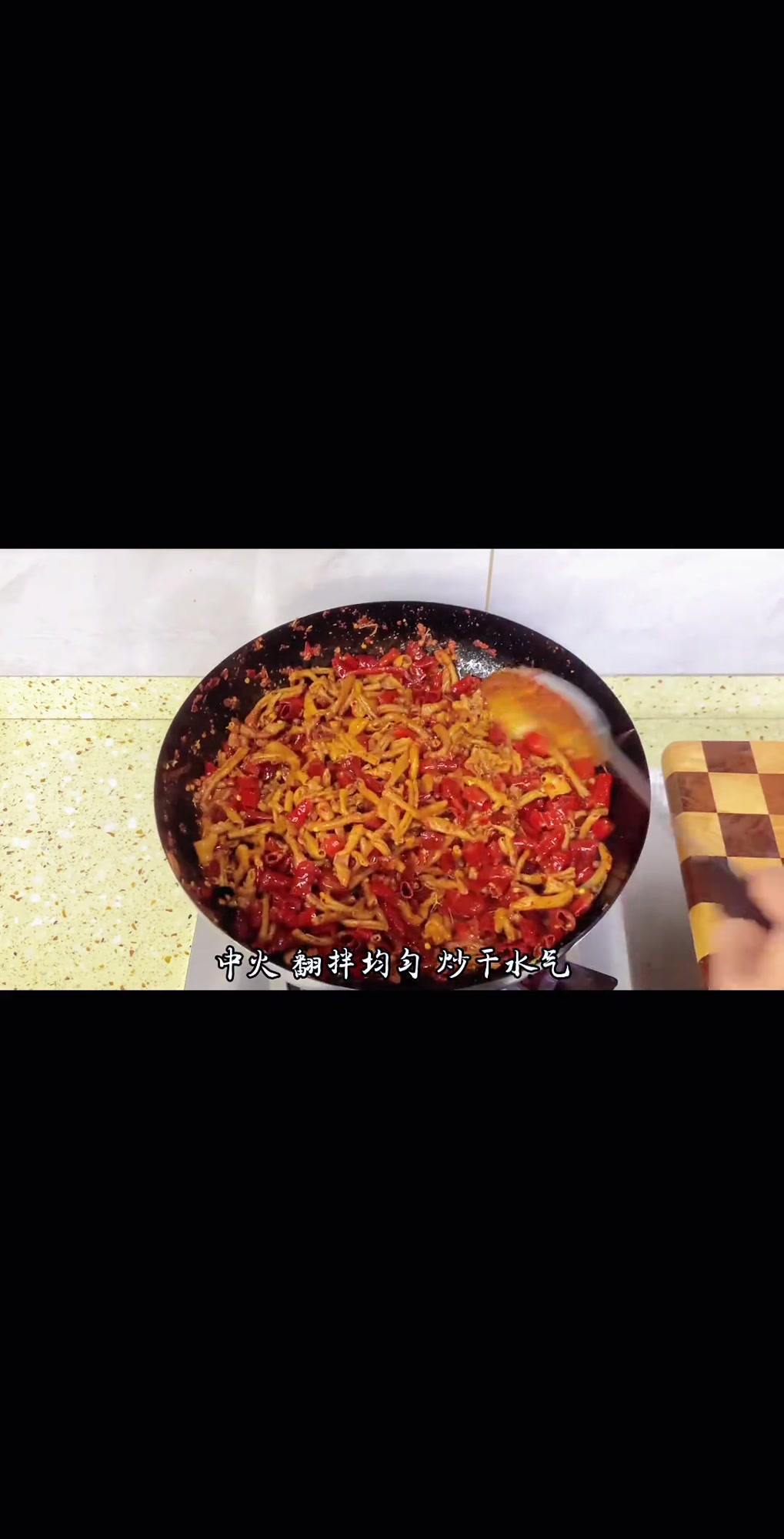 男人会做冷吃鸭肠超帅，一个视频全搞定