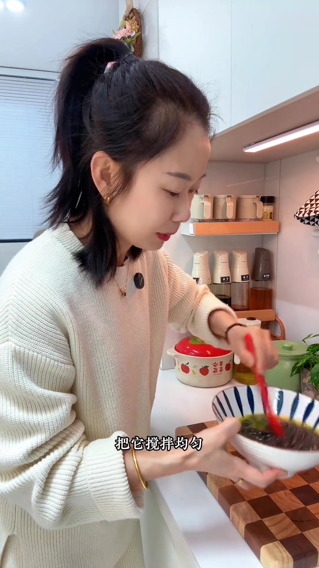 自己在家做汤圆,黑芝麻馅的一口流汁,软糯香甜又不腻