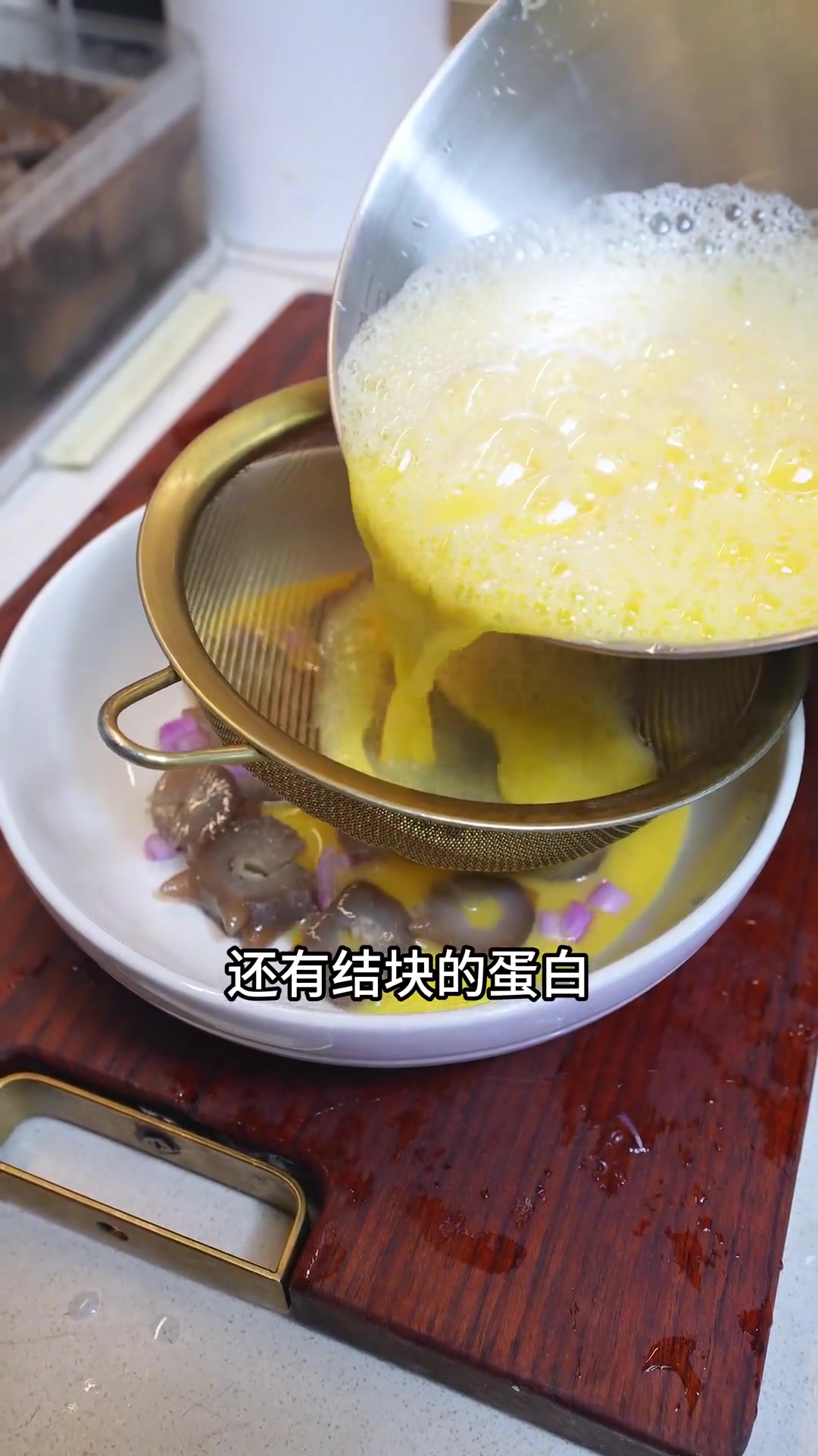 红葱头海参蒸水蛋真的好香好鲜甜,不会蒸滑溜溜的水蛋,赶紧看看喵妈的蒸蛋小秘诀啦