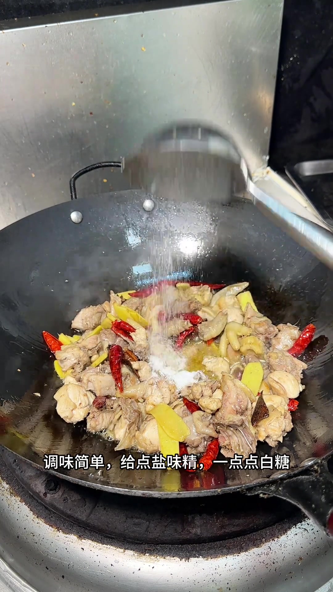 这样做茶油鸡味道不错，调味简单，油稍多