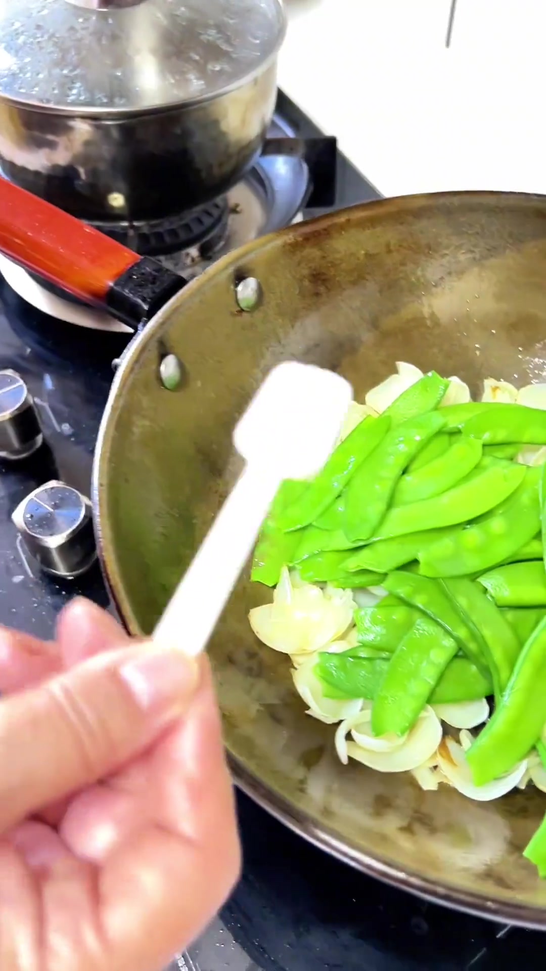 百合炒荷兰豆做法超简单美味又解口快来试试