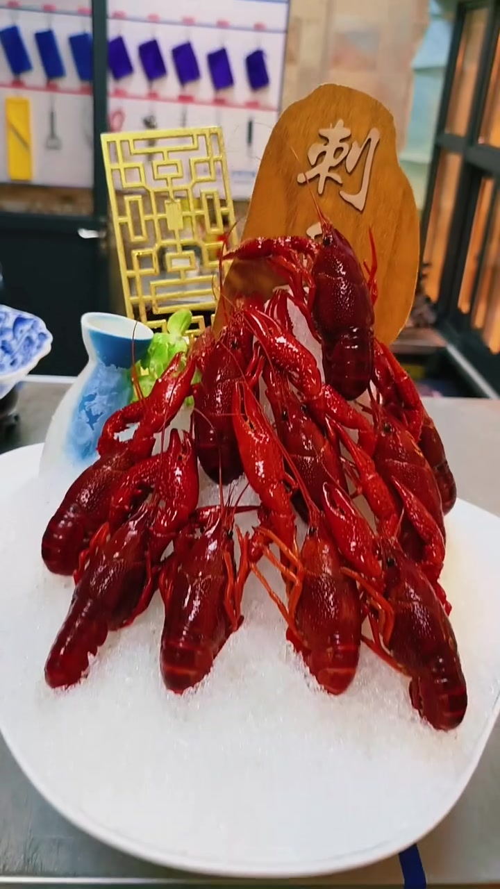 来兄弟们,今晚六道凉菜,那个长脚蟹是热菜凉做