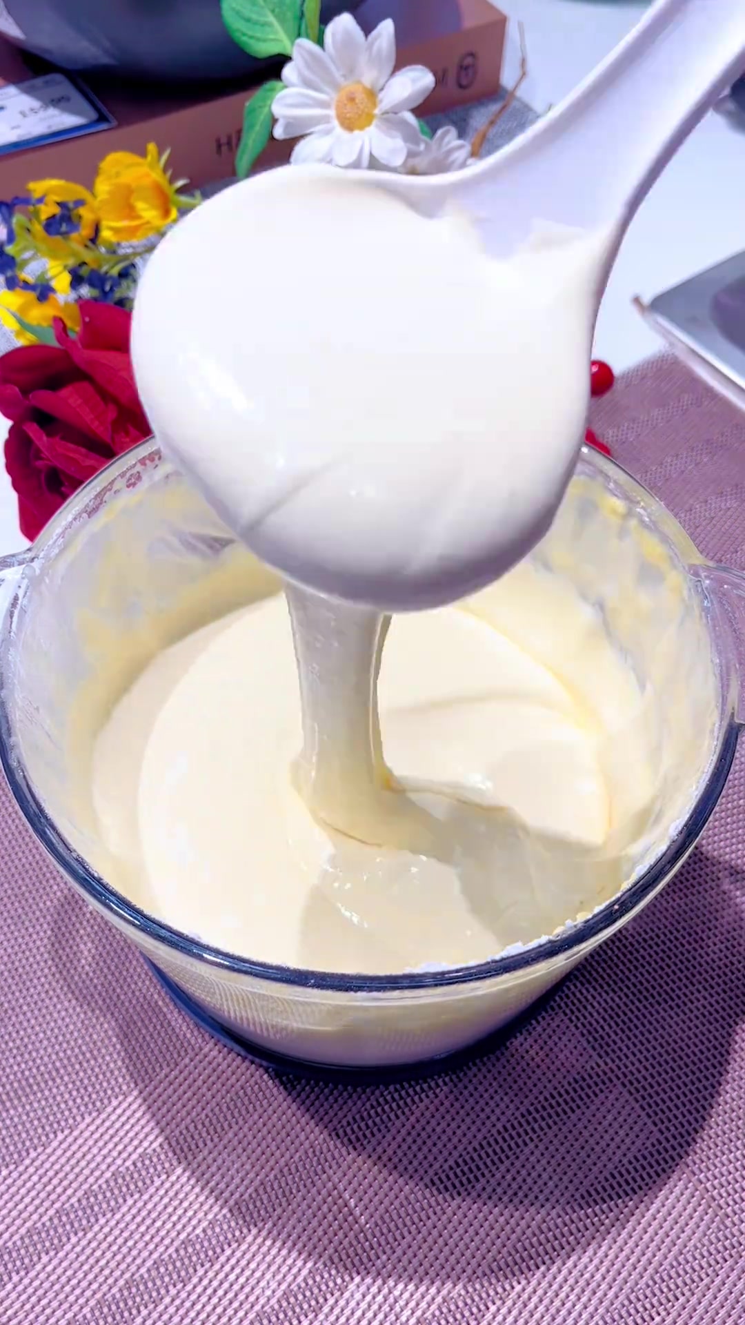 拉花纸杯蛋糕做法简单，新手小白不用分离加糖就能做！