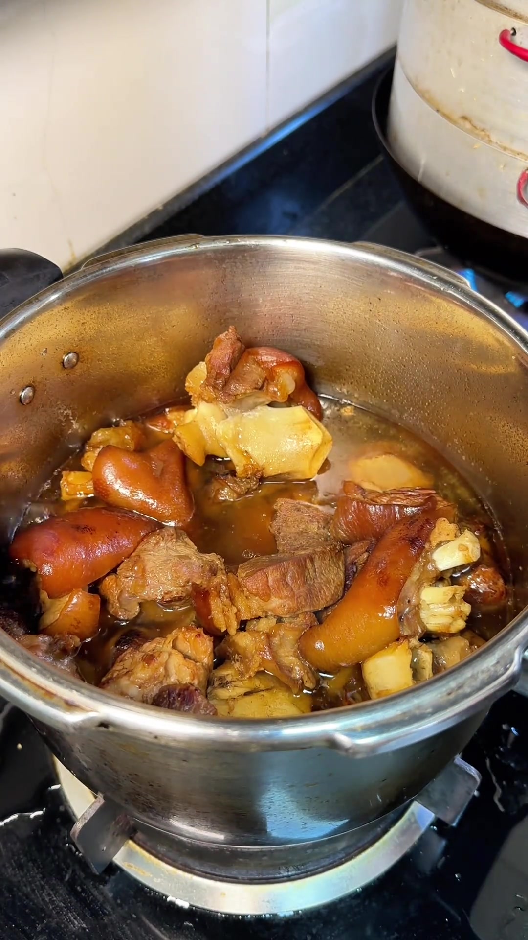 台州人都爱吃的金针烧猪蹄，肥而不腻，软烂入味