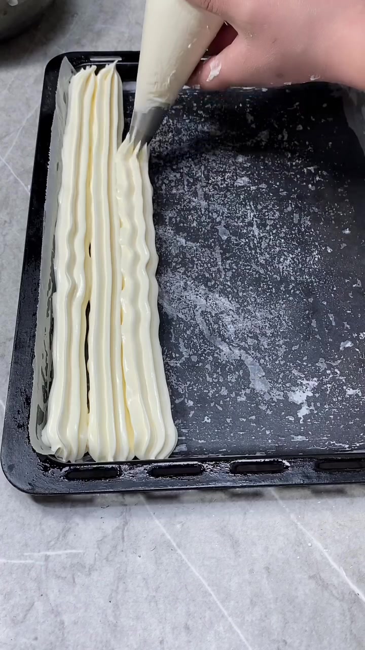 水50克、油50克，糖30克，放在一起搅拌化开，然后放入玉米淀粉20克，低筋面粉50克。搅