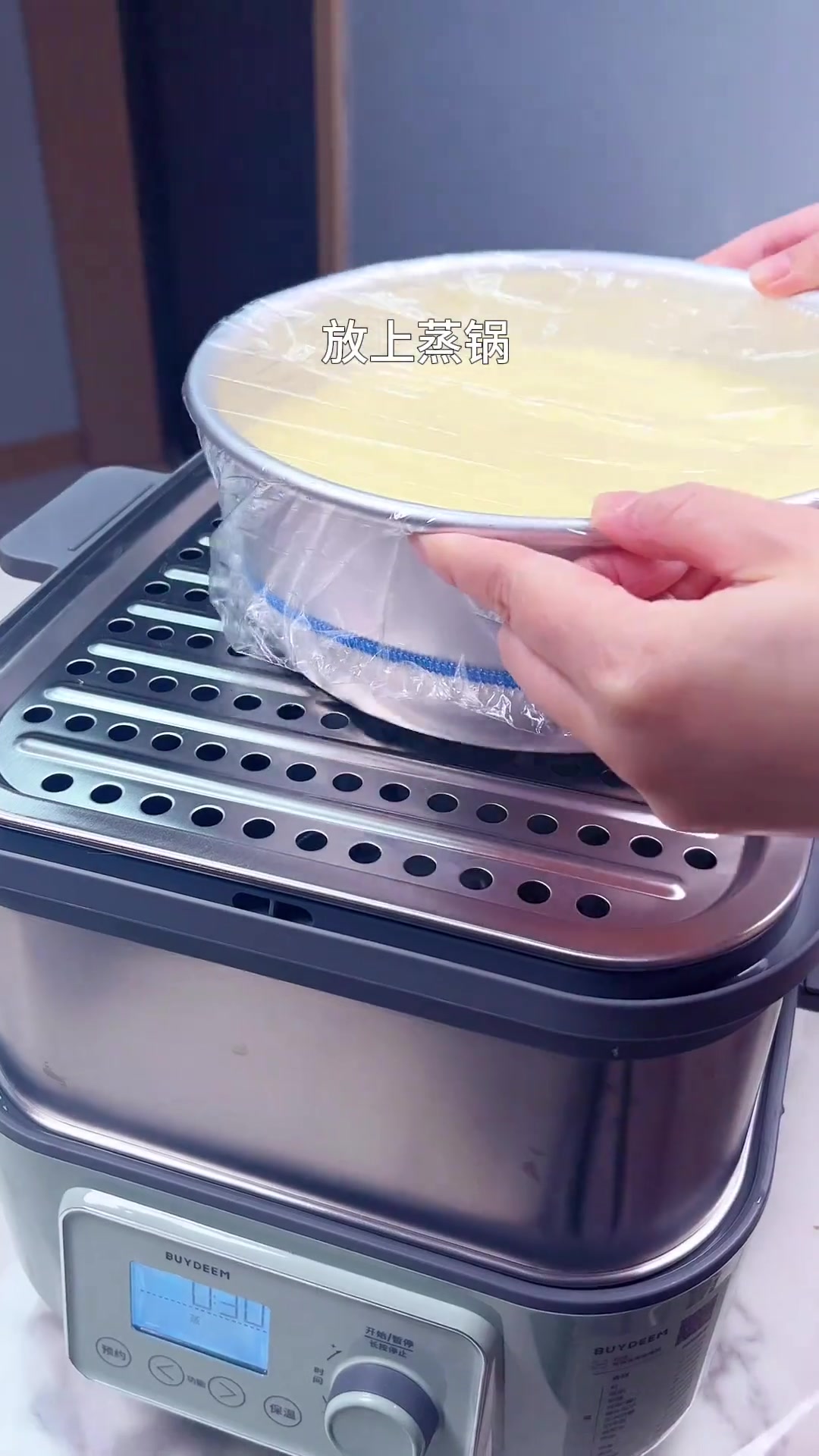 不需要烤箱，只要家里有蒸锅就能做绵软细腻的大米蛋糕，好吃不上火