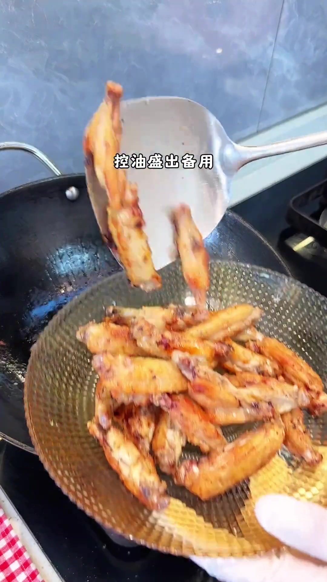 焦糖蚝油鸡翅到底是谁发明的！太好吃了，焦糖外壳脆脆的，鸡翅里面嫩嫩的，真好吃