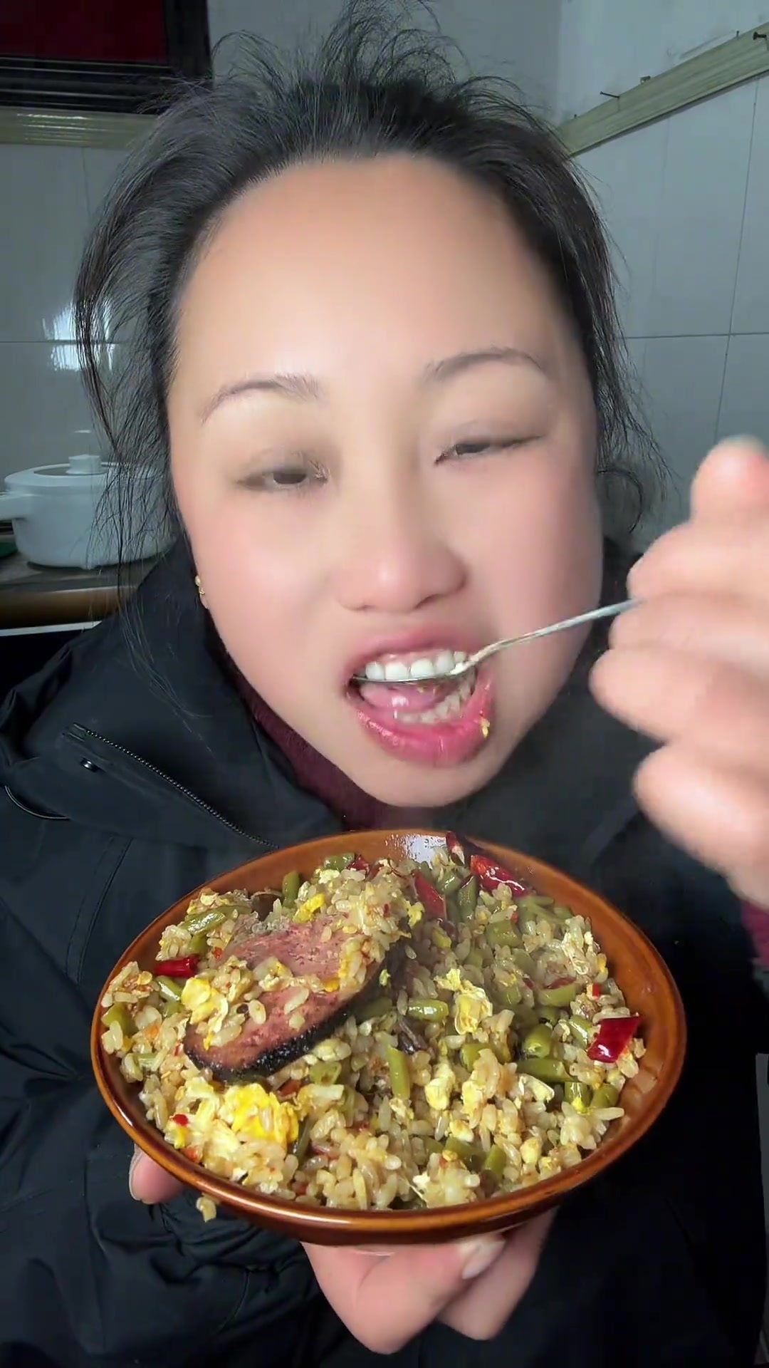 吃饭没胃口的,可以试试这个酸豆角炒饭,可以炒肉末,炒鸡杂,都好吃