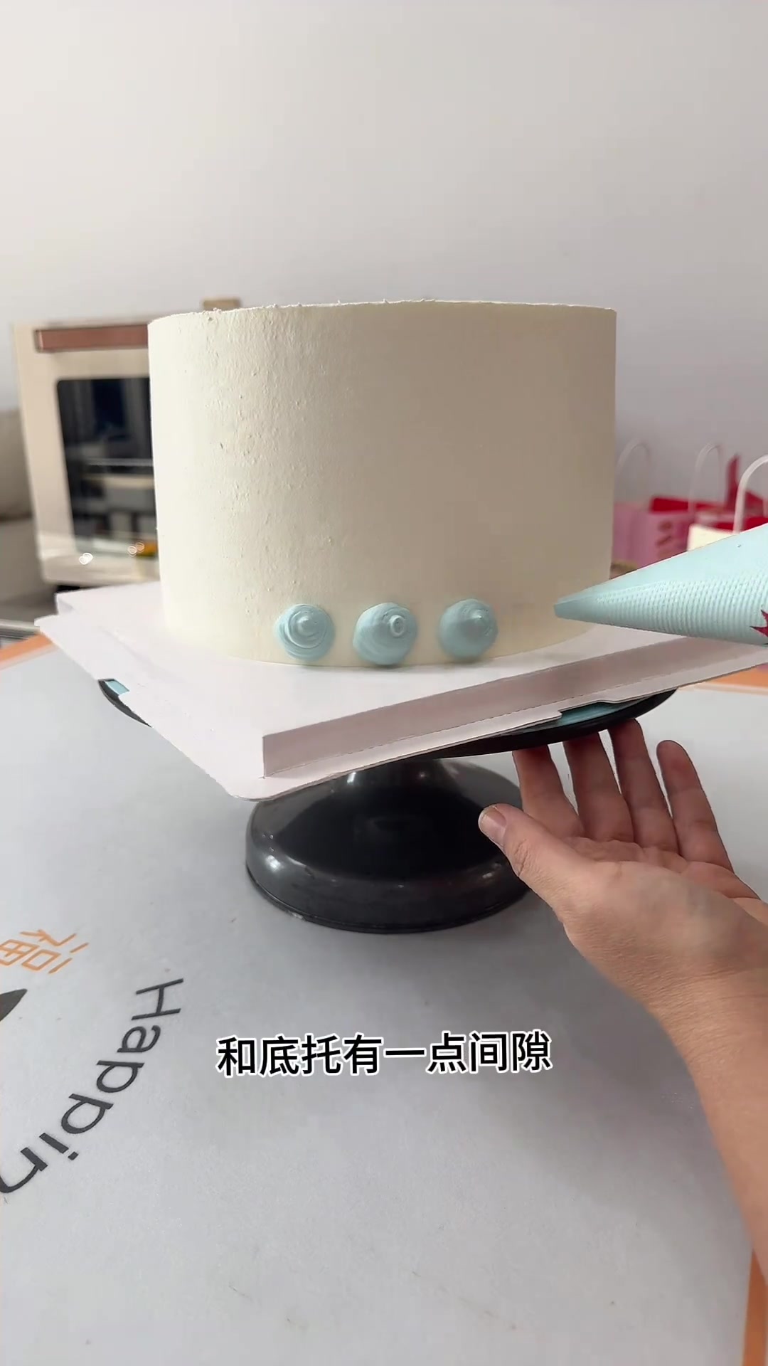 蛋糕提边小技巧,这样操作不易鼓腰,蓝色奶油蛋糕