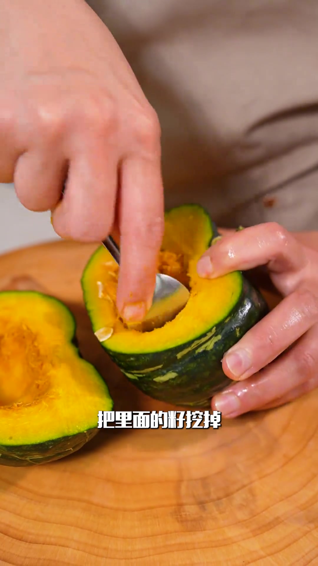 软糯香甜、鲜嫩多汁贝贝南瓜蒸排骨,做法简单,营养又美味!