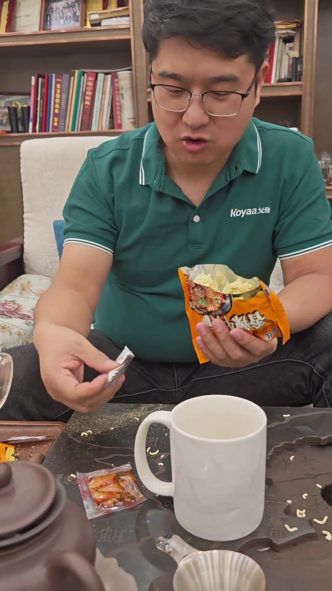 饿的时候吃什么都香,一包方便面吃出了小时候的快乐!