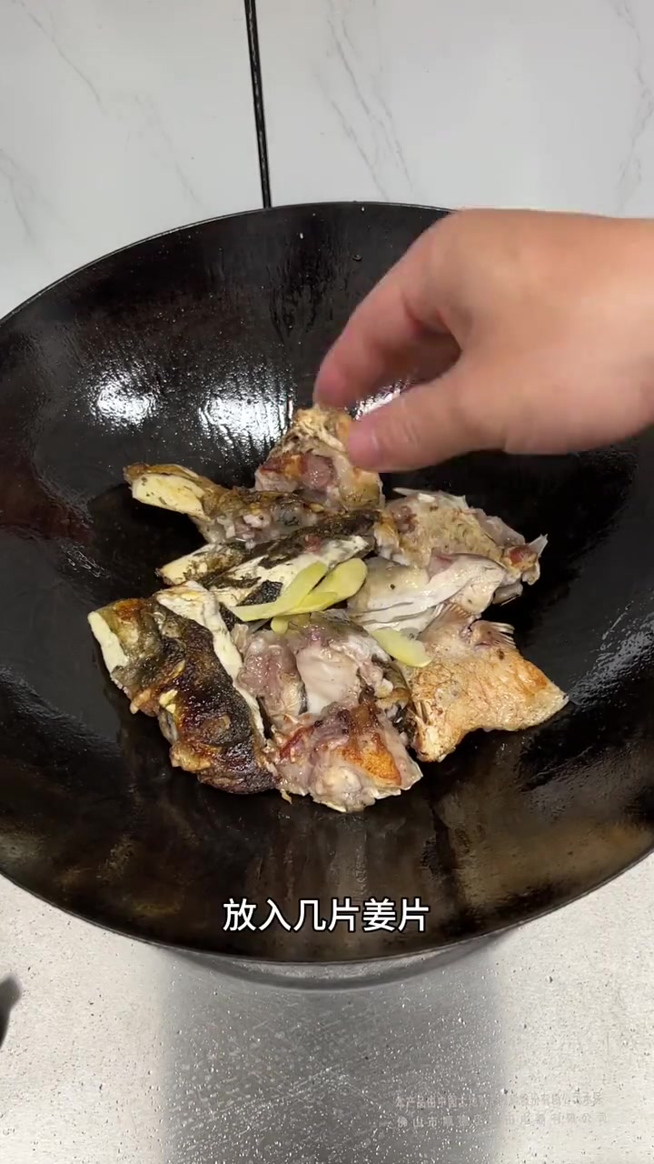 鱼头像这样做番茄豆腐鱼头汤,汤色奶白味道鲜