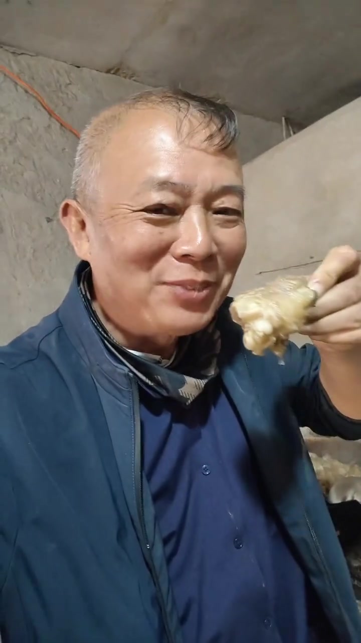 陕北铁锅炖羊肉,横山羊肉很有名气的,一只羊一锅炖了!味道不错!