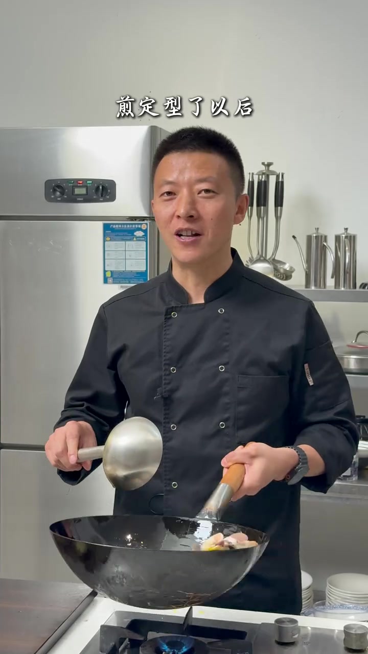煎鱼总粘锅还不入味?酱焖鲫鱼做法来啦!