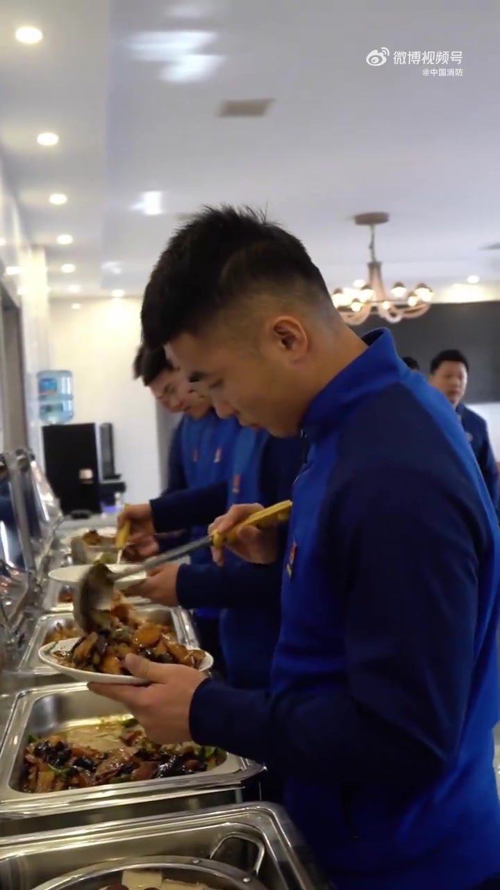 咱 吉林消防 食堂的东北菜,主打一个接地气、超给劲儿!看这五彩大拉皮,爽滑劲道;溜肉段,外