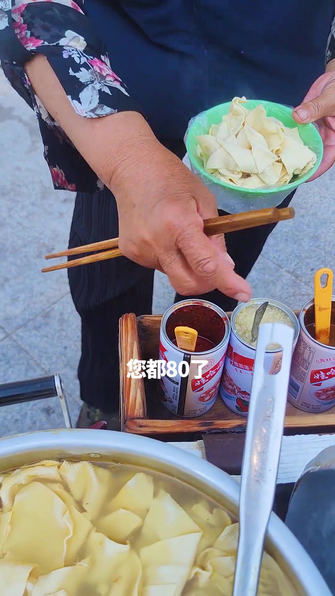 长春街头80岁老奶奶鸡汤豆腐串儿，嘎嘎好吃