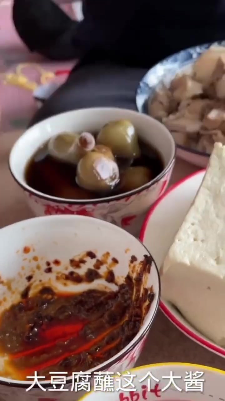 这饭菜做得太糟心!炒饭没葱还炒糊,剩菜也多