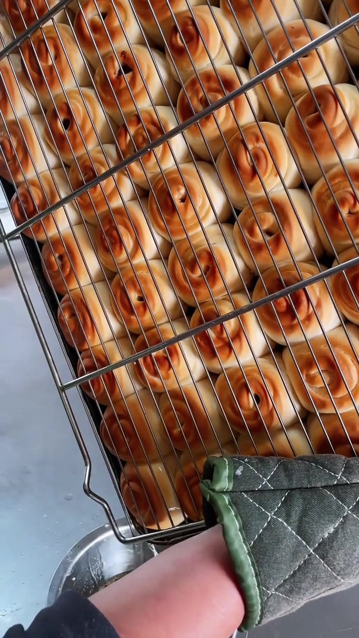 普通面粉1000g面包粉1500g盐20g酵母30g改良剂10g水1100g鸡蛋5个糖45