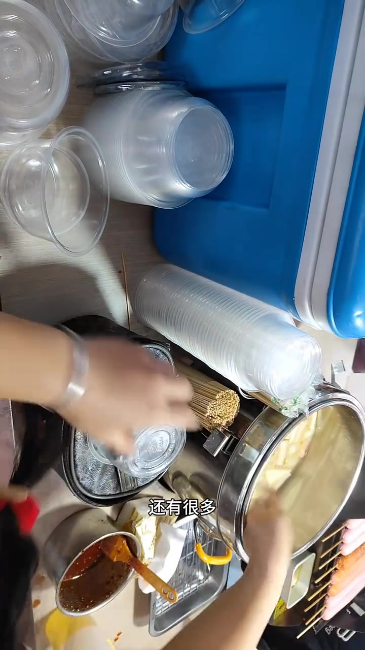 中午一桶满满的关东煮全部卖完了,下午两天满满的关东煮又卖完了,以前从来没有卖过这么多关东煮