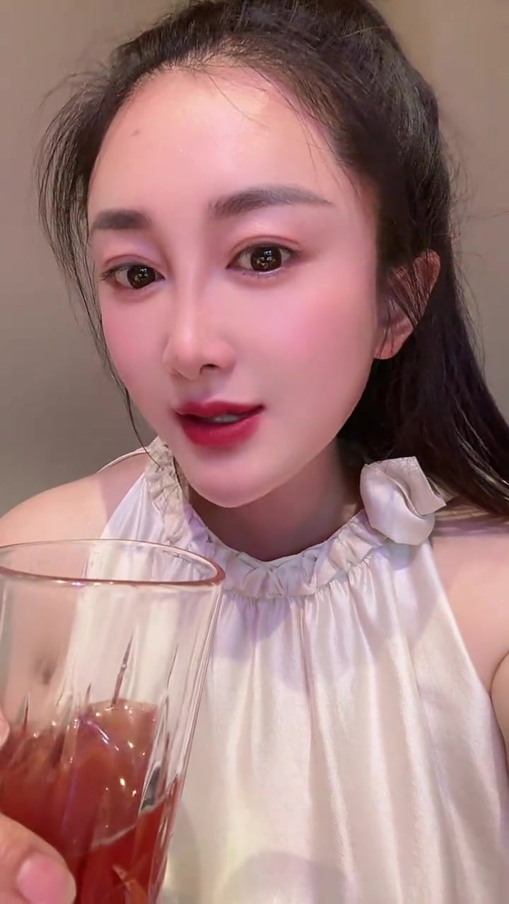 最近跟风冰糖葫芦啤酒,咱也安排了,小时候的冰糖葫芦,长大后的微醺浪漫!已品尝,好喝就是后劲