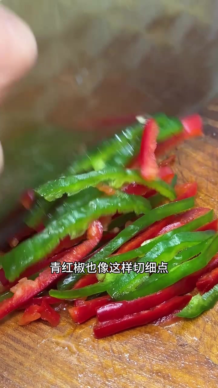 今天带来的是酸辣开胃的凉拌豆腐皮做法简单快来试试吧