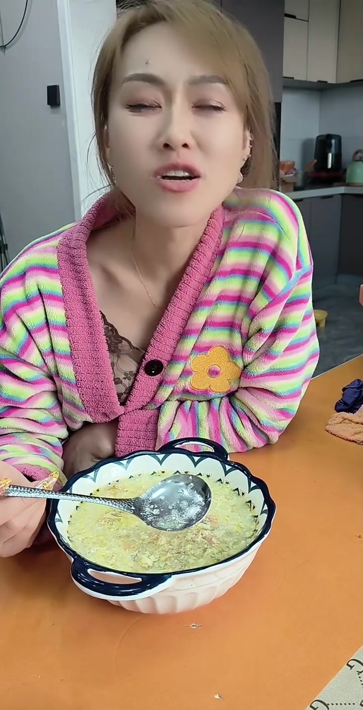 吃巧克力闹肚子鸡蛋糕变鸡蛋汤的搞笑日常
