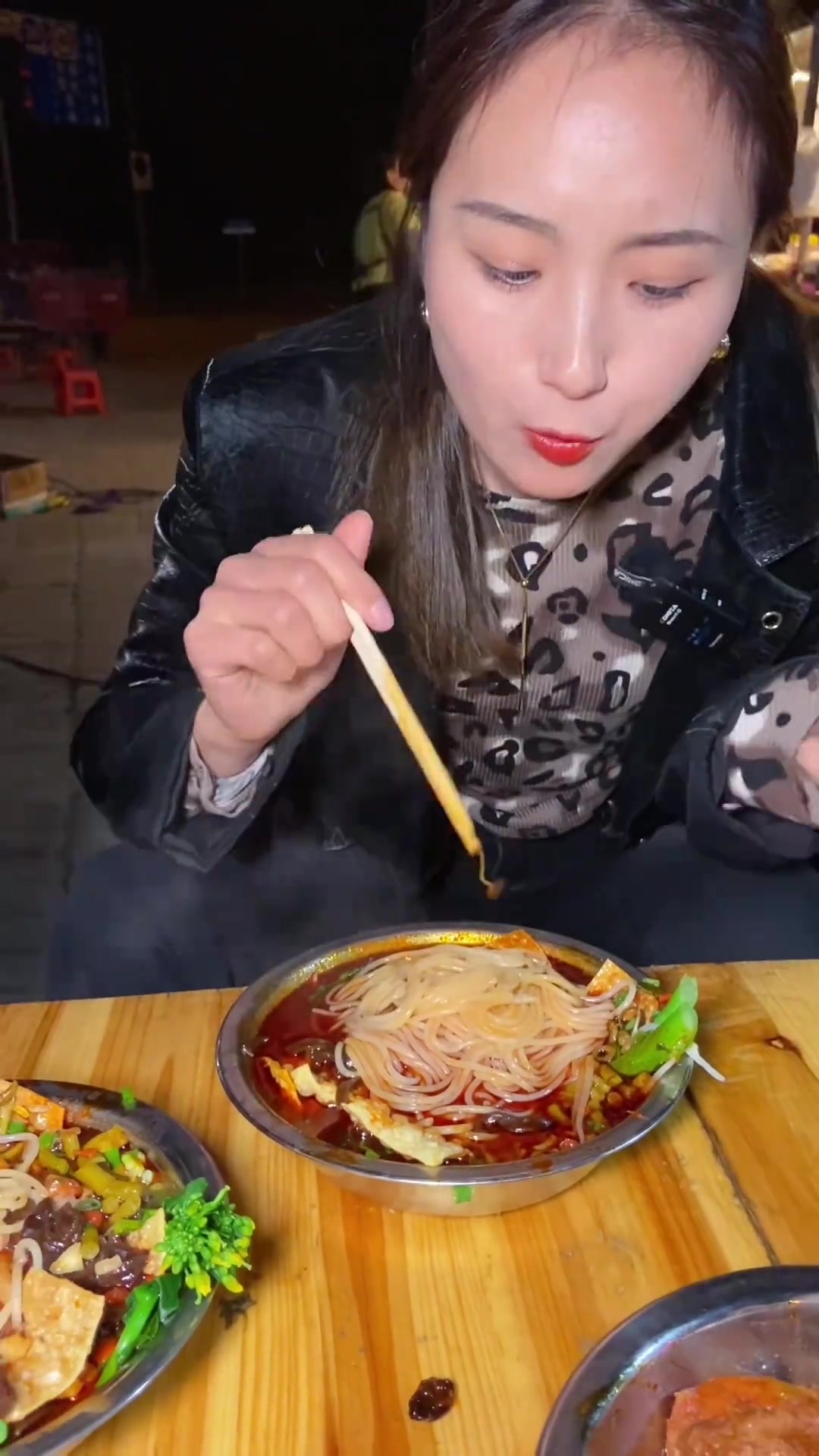 螺蛳粉工厂傍边的地摊,这种离市中心较远的摊位,看有什么借鉴的优点