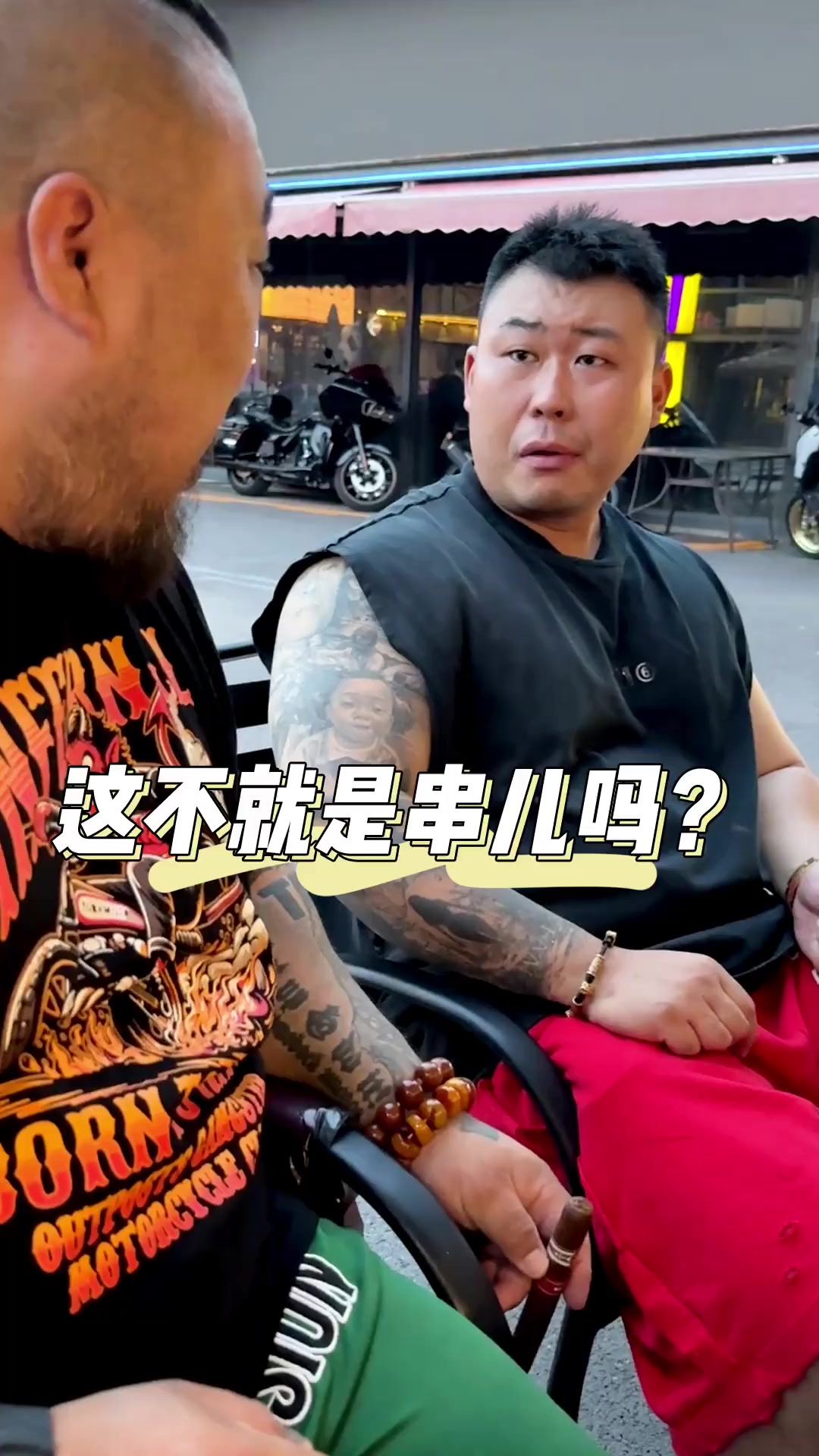 在美式烤肉店，品尝俄式沙拉，独特的美食搭配