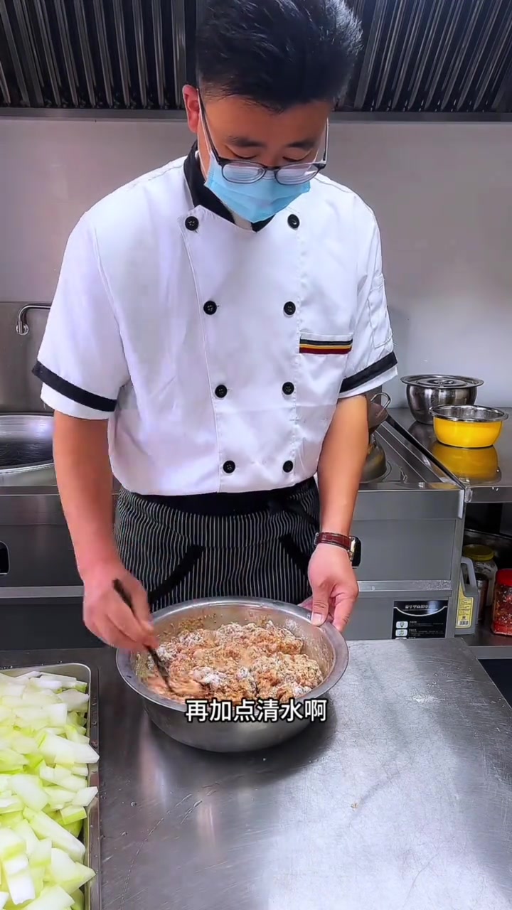 冬瓜烧肉丸像我这样做，肉丸软嫩，冬瓜清爽，荤素搭配，色泽明亮，做法即简单，口感又好吃，赶快