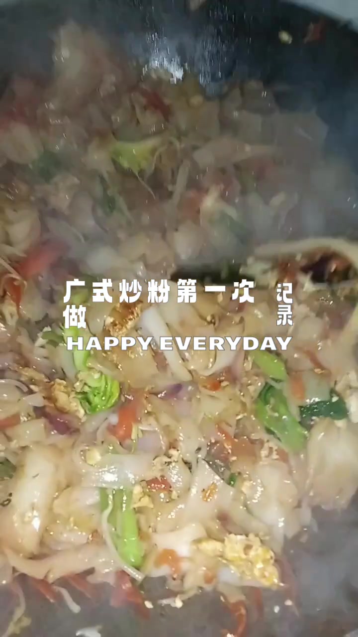 厨师手握大铲炒菜技术超赞还一路澎湃