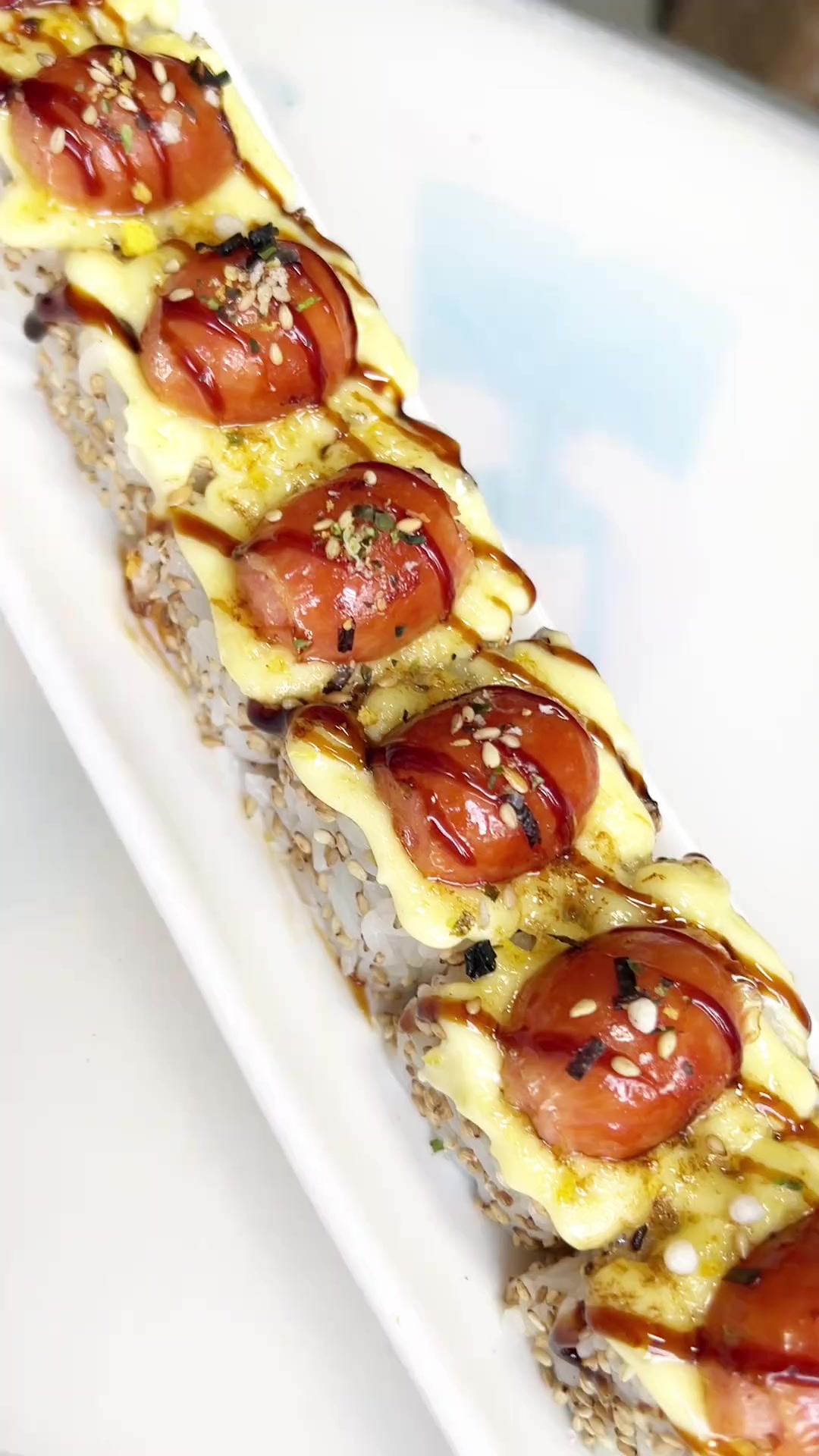 一口爆汁肠寿司。炙烤寿司加上啵啵肠,口口爆香,美的很