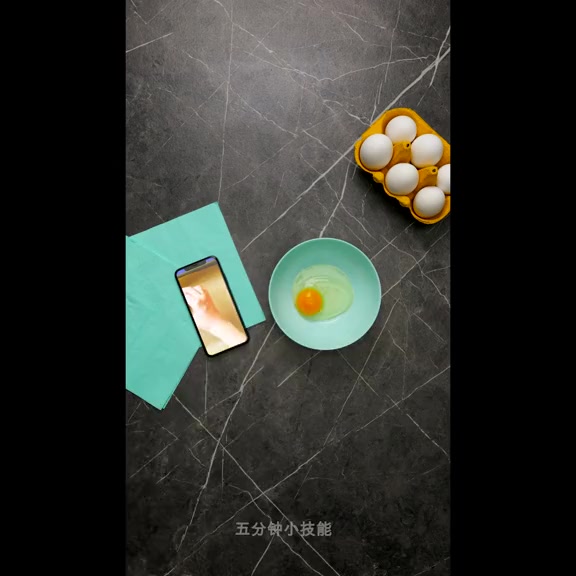 边看视频教程边学做料理总是不小心弄脏手机怎么办?戳视频看!