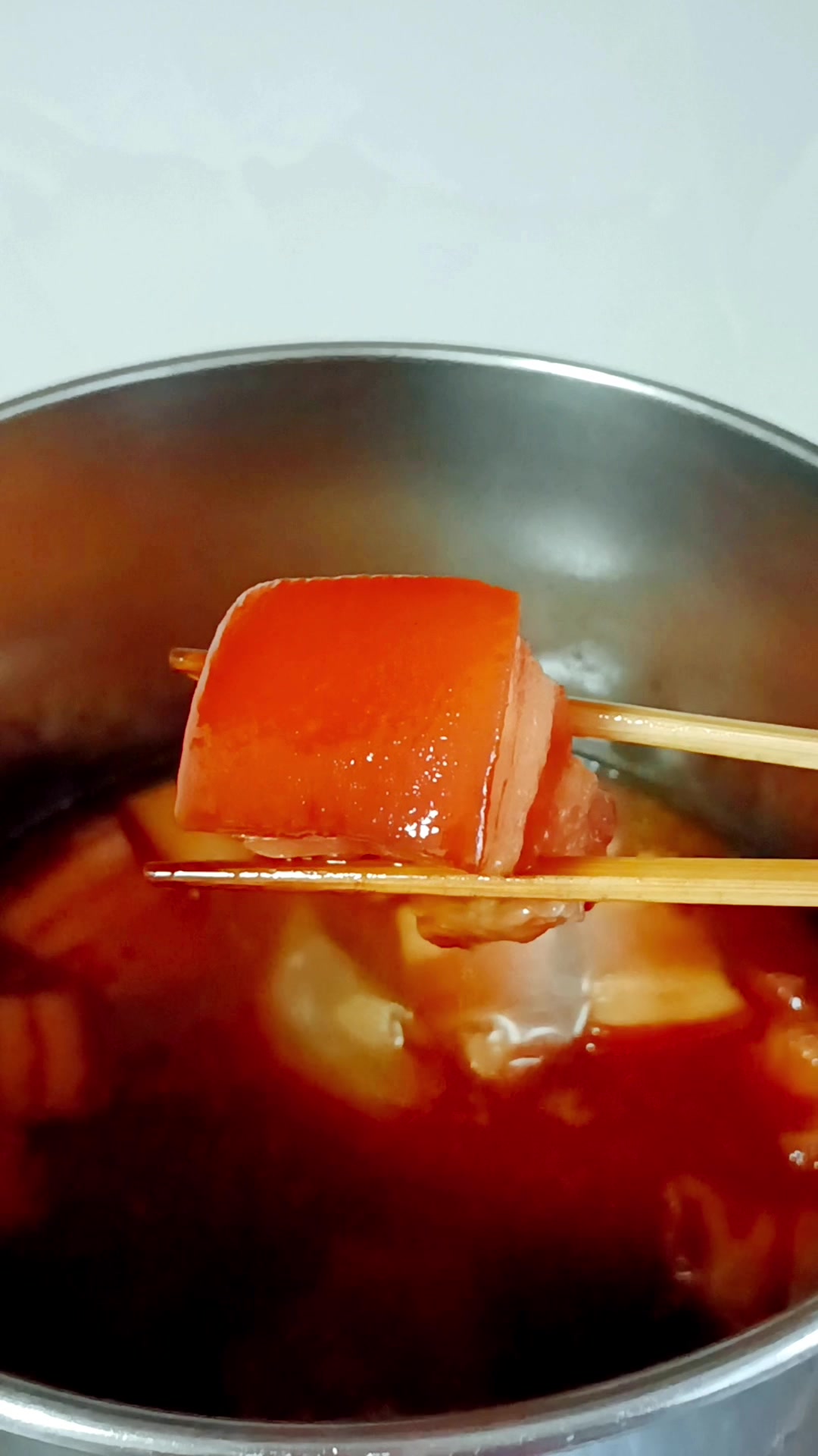 热馍夹凉肉为何更香?老潼关腊汁肉夹馍小吃技术培训,女人扛大旗