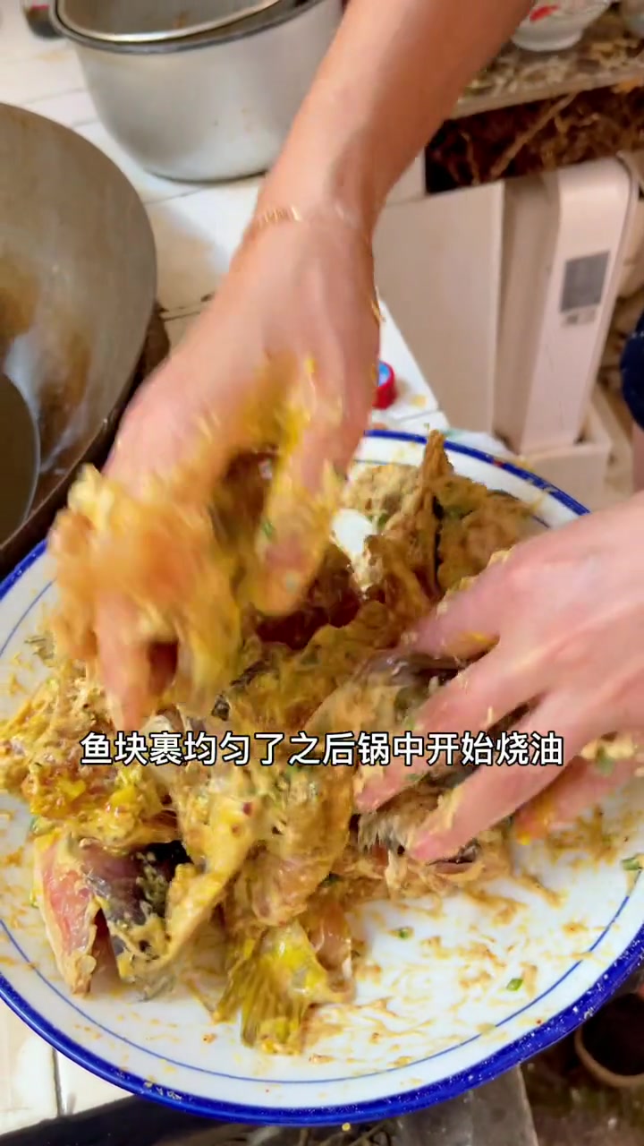 做鱼丸剔下来的鱼骨这样做比鱼肉还好吃