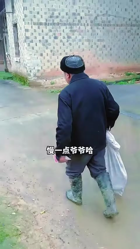 包下一个80岁老爷爷的鱼塘，没想到里面的鱼竟然是金色？(4)