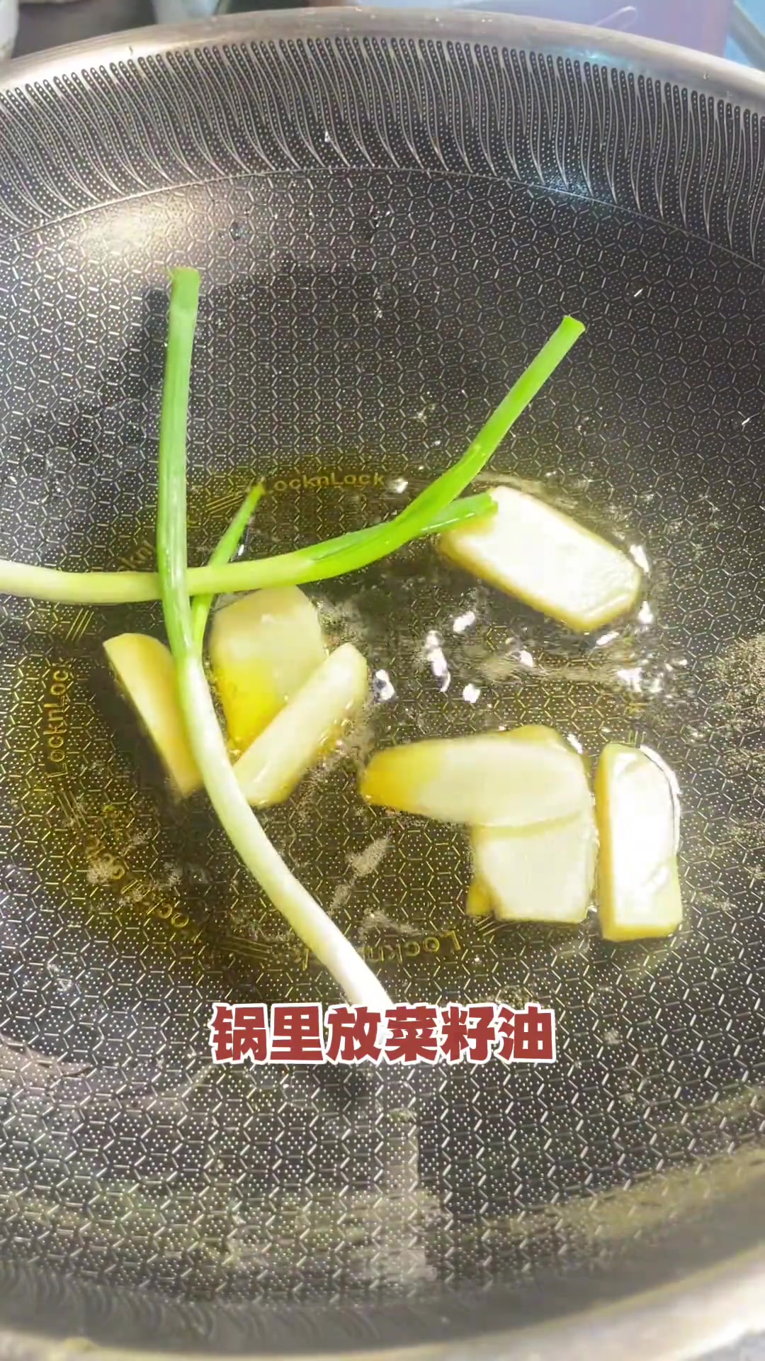 河蚌在我们这里又叫歪歪，你们哪里叫什么？小时候不会烧，都拿来喂猪