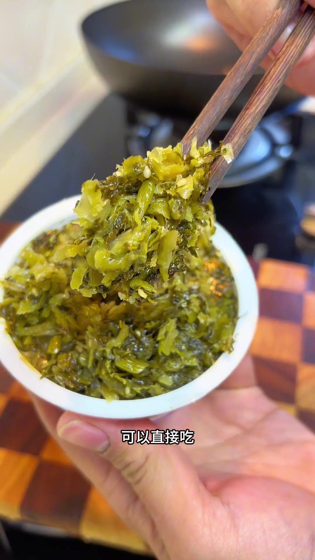 雪菜河虾冬笋这几样食材搭配一起,又鲜又好吃,不管下面还是搭酒都是非常不错的