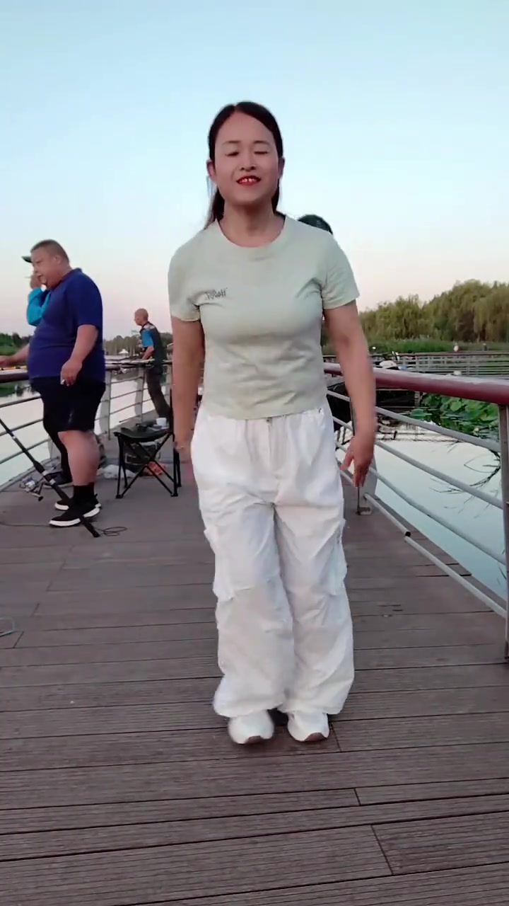 湖上钓鱼的人真多！