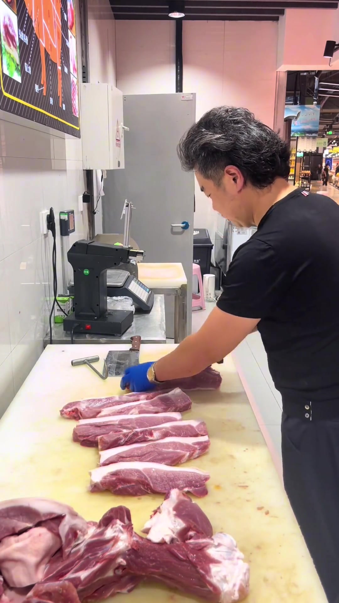 后腿肉进行分割并摆盘陈列