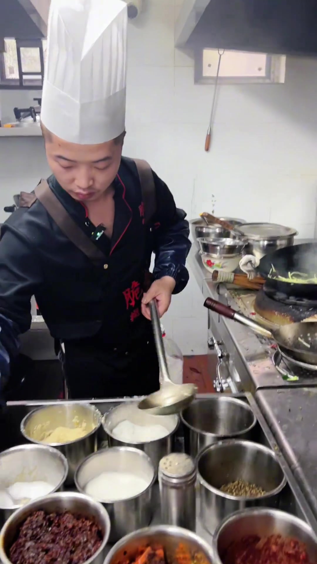 照顾到一些吃不得辣的朋友,素菜也是特别的霸道