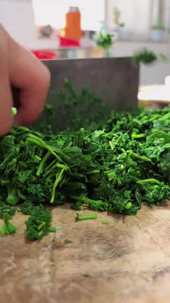 云青菜素水饺，夏天就是好，可以吃各种野菜各种瓜果，今天第一次用云青菜包素水饺，没想到云青菜