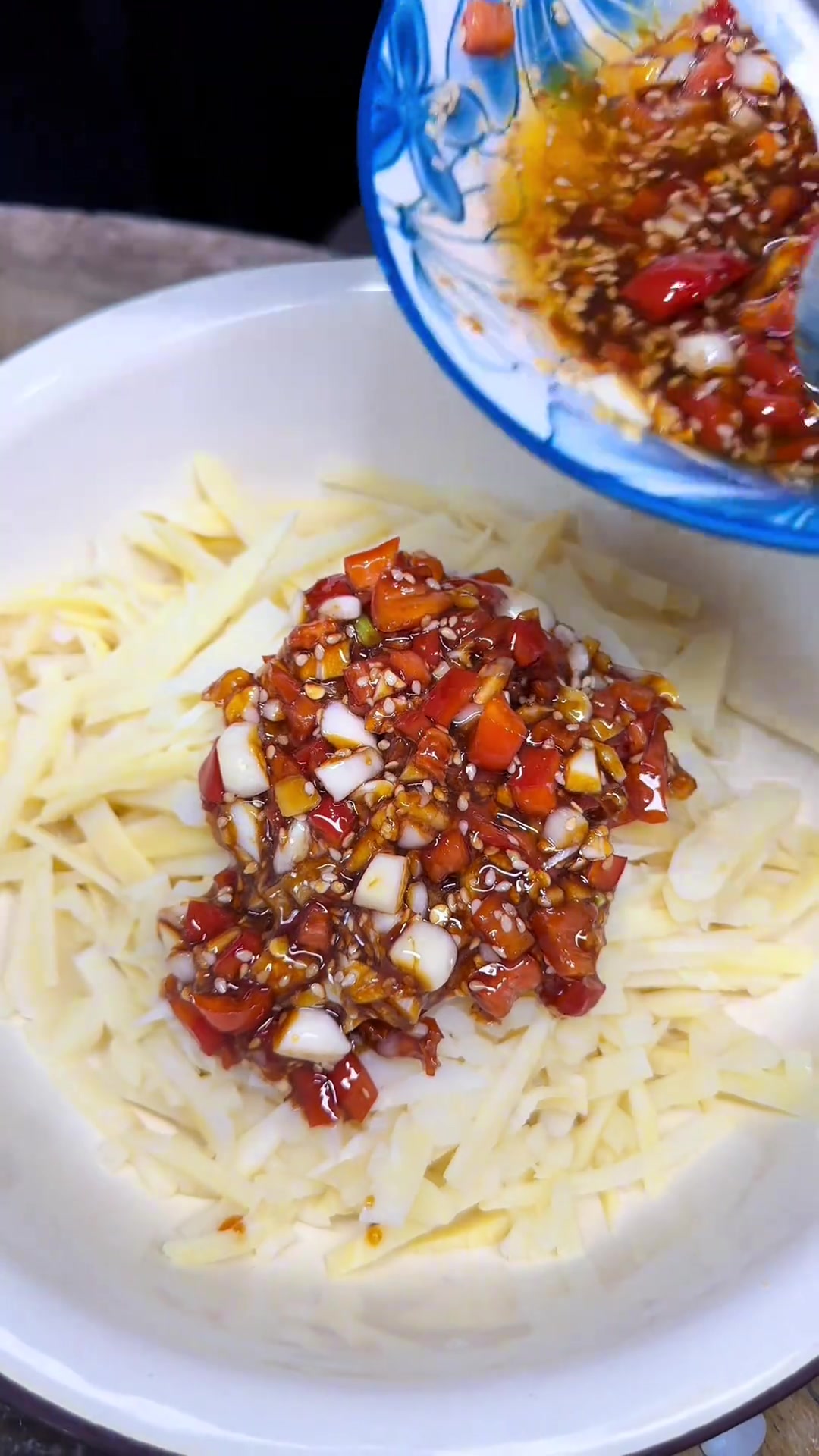 春笋的吃法凉拌春笋你们尝过吗，这样的做法简单好吃