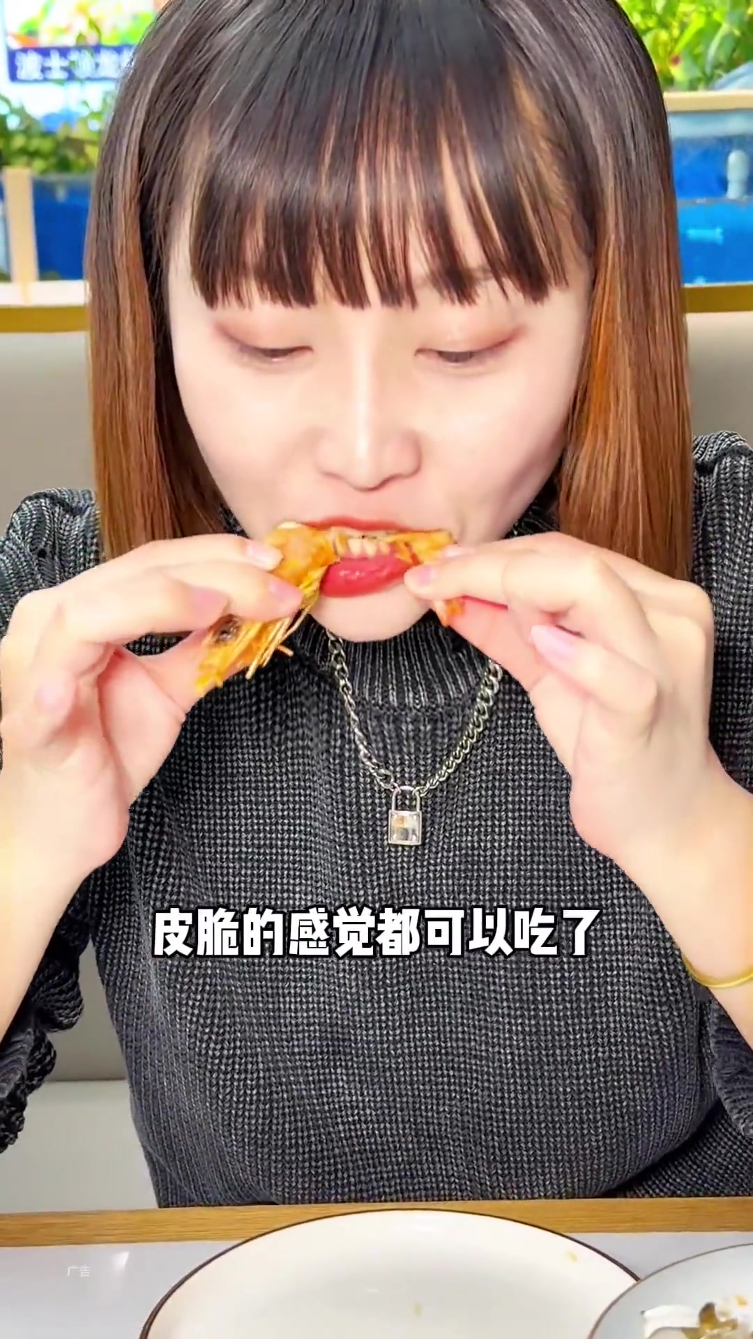 细腻滑嫩的清蒸太湖白丝鱼,真是好哇塞!鲍鱼、大虾、花蛤……各种海鲜!一桌太是那个了!