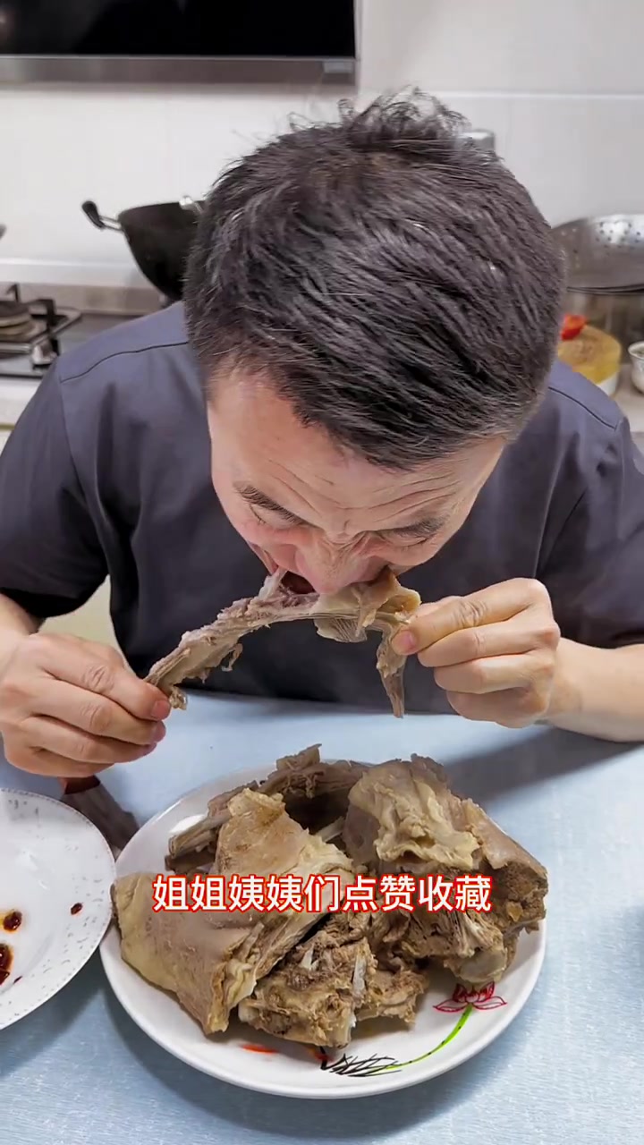 手扒肉做法简单羊肉鲜嫩爽口配上蒜蓉辣酱绝了。简简单单回家做起来吧