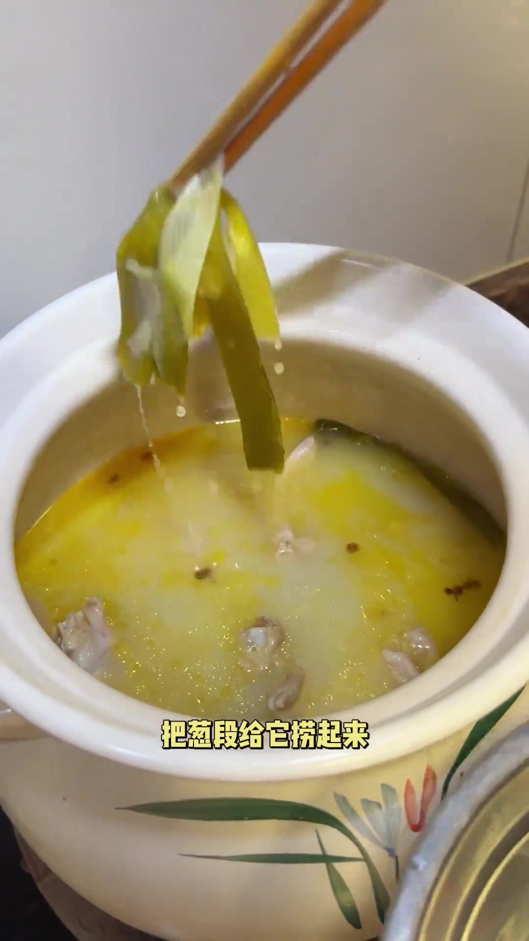 夏天一到就特别爱炖这个酸萝卜鸭掌汤,鲜香开胃,特别好吃～