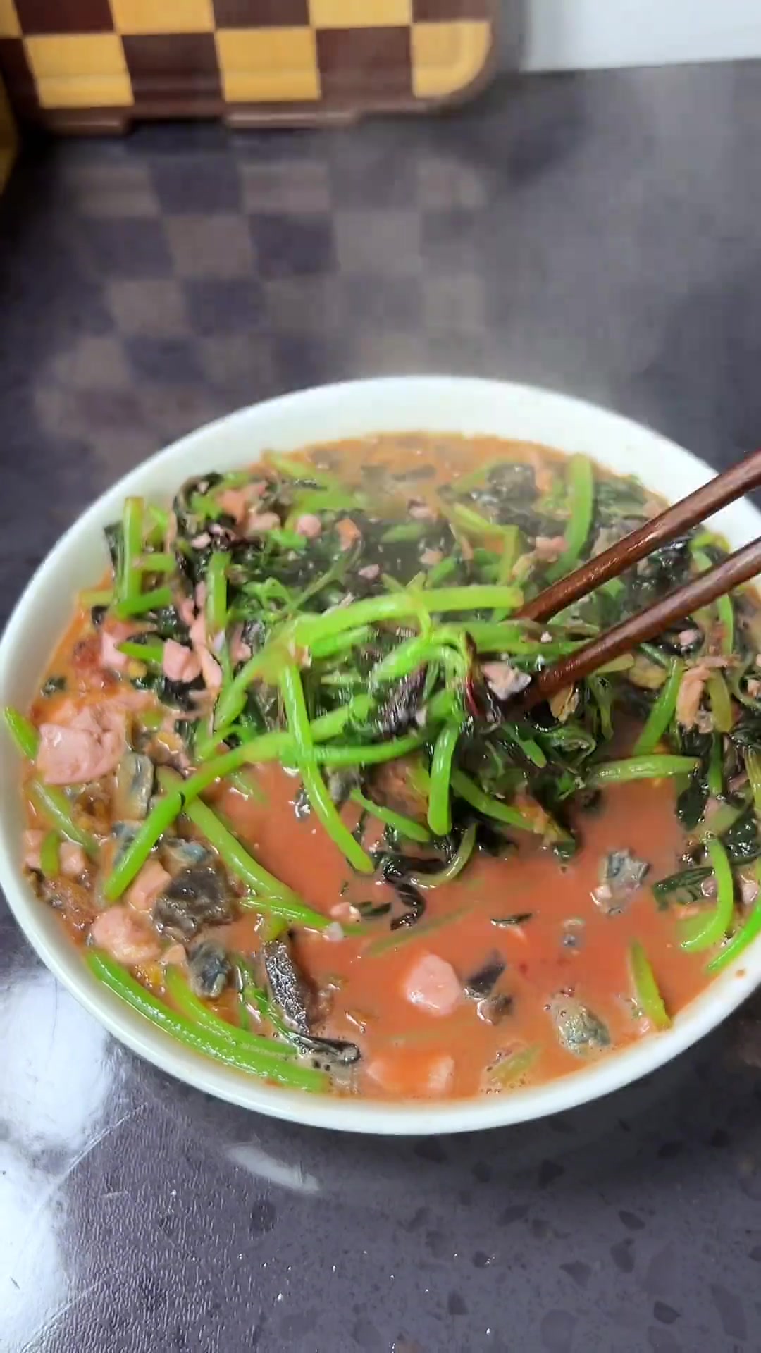 正是吃苋菜的时侯了,这样做的上汤苋菜,汤鲜菜嫩,真是鲜掉眉毛了