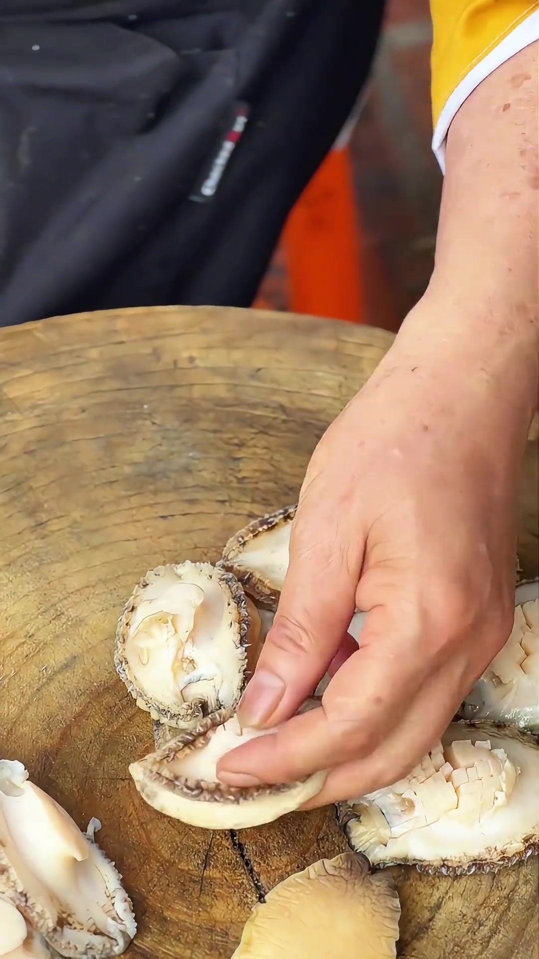吴川年例菜第十三道：蒜蓉蒸鲍鱼！上菜啦！爽口弹牙的大鲍鱼，蒜香味浓郁，一口一个，太好吃了，
