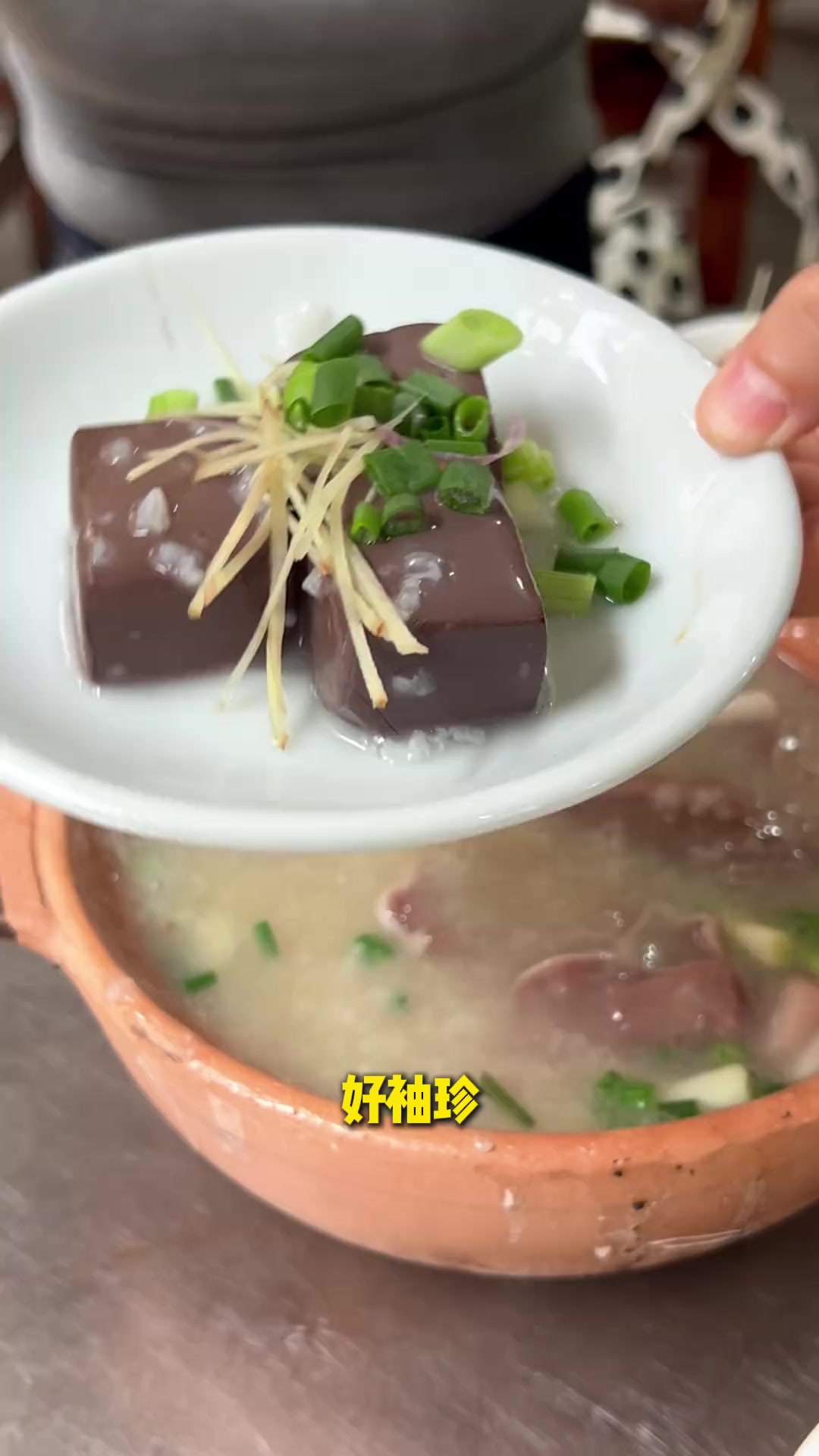 一家开了20年的无名猪杂粥铺,大家都冲着他家的猪润,够大块,够爽口