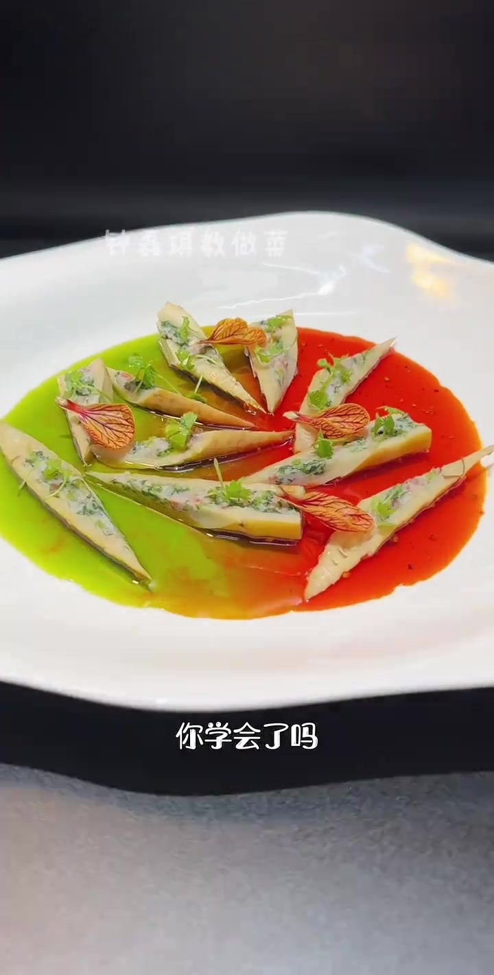 鲜虾搭配春笋做这道《春菜鲜虾酿春笋》太适合春季了、用心分享每一道菜品、感谢支持！