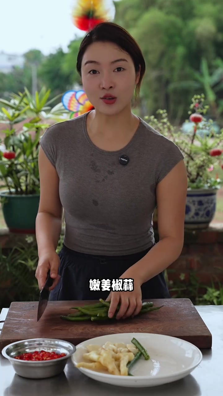 家常鲜椒鲫鱼做法，鱼肉嫩无腥，汤汁开胃超巴适！